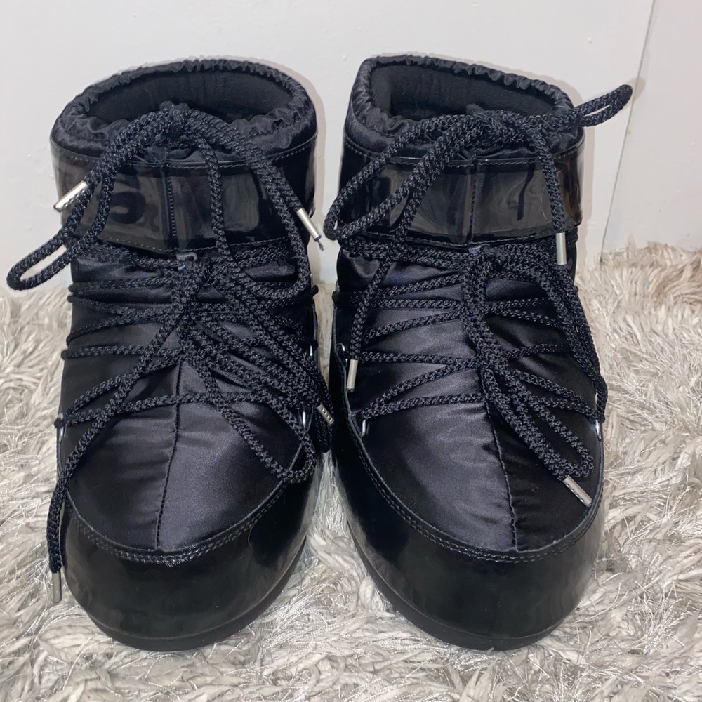 Low top black moon boots